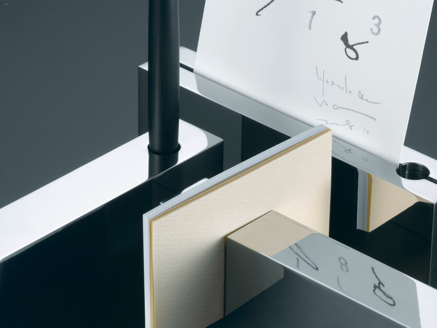 PRIMARIO / Paperweight & Pen stand